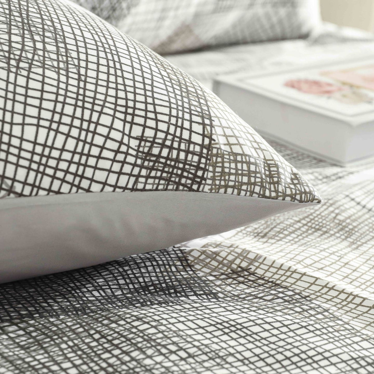 3 PCS Feather Bedsheet Set Graphite Grid